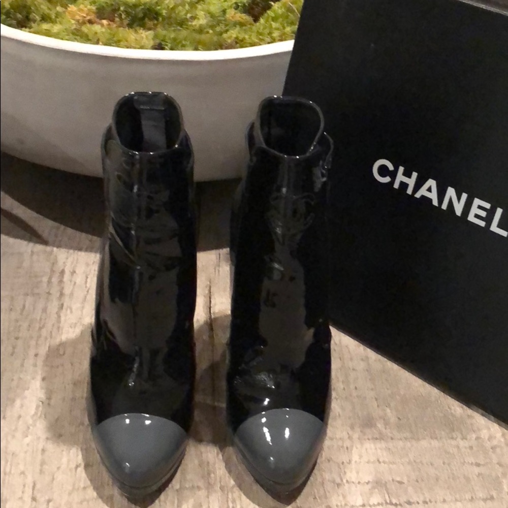 Chanel patent leather booties black/grey